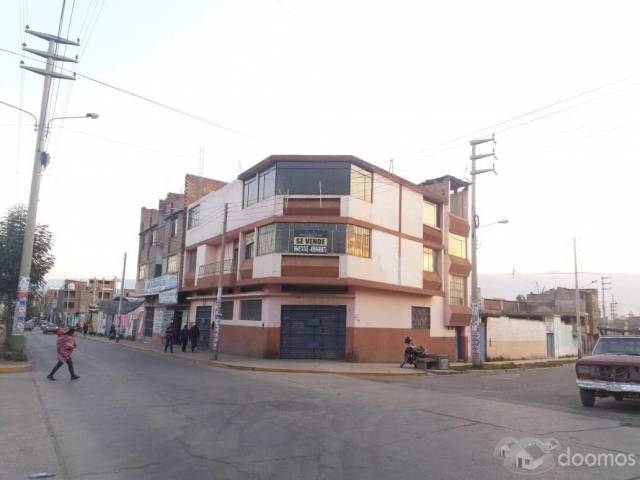 Propiedad Para Uso Comercial con Depa de 6 Dormitorios. Esquina Av. Huancavelica y Av. Arterial Chilca Huancayo.