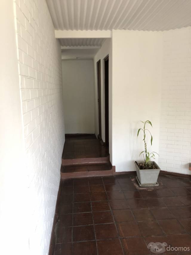 Alquilo oficina en Miraflores, puerta a calle, 130 M2, $ 890